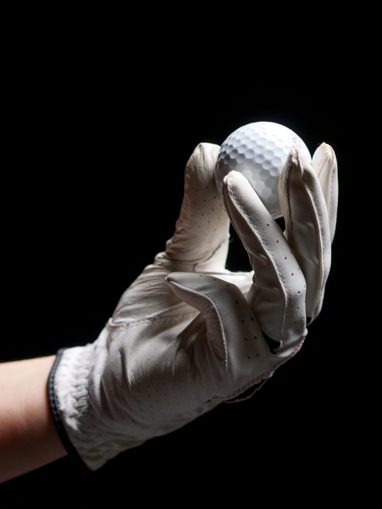 Per giocare a golf serve il guantino: protegge la mano non dominante da abrasioni