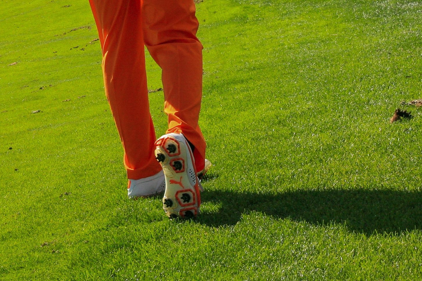 Le scarpe per giocare a golf fanno presa sul terreno, per una maggior stabilità